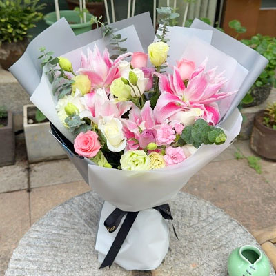 长春9朵玫瑰混搭百合，爱恋纯真无邪