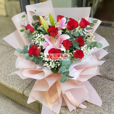 长春11朵红玫瑰百合，全世界里只有一个你